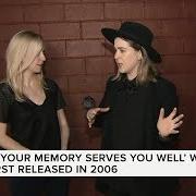 Der musikalische text WEAK IN THE KNEES von SERENA RYDER ist auch in dem Album vorhanden If your memory serves you well (2006)