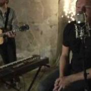 Der musikalische text GROUND BENEATH MY FEET von SHERWOOD ist auch in dem Album vorhanden Qu (2009)