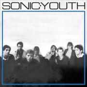 Der musikalische text SHE IS NOT ALONE von SONIC YOUTH ist auch in dem Album vorhanden Sonic youth ep (1982)