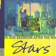 Der musikalische text THE NIGHT STARTS HERE von STARS ist auch in dem Album vorhanden In our bedroom after the war (2007)