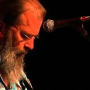 Der musikalische text YOURS FOREVER BLUE von STEVE EARLE ist auch in dem Album vorhanden The mountain (1999)