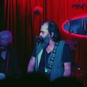 Der musikalische text SISTER'S COMING HOME / DOWN AT THE CORNER BEER JOINT von STEVE EARLE ist auch in dem Album vorhanden So you wannabe an outlaw (2017)