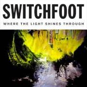 Der musikalische text WHERE THE LIGHT SHINES THROUGH von SWITCHFOOT ist auch in dem Album vorhanden Where the light shines through (2016)