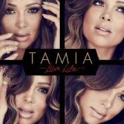 Der musikalische text LOVE FALLS OVER ME von TAMIA ist auch in dem Album vorhanden Love life (2015)