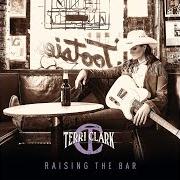 Der musikalische text YOUNG AS WE ARE TONIGHT von TERRI CLARK ist auch in dem Album vorhanden Raising the bar (2018)