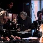 Der musikalische text HOLD ON TO THE HOUSE von TERRY ALLEN ist auch in dem Album vorhanden Bottom of the world (2013)