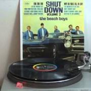 Der musikalische text IN THE PARKIN' LOT von THE BEACH BOYS ist auch in dem Album vorhanden Shut down volume 2 (1964)