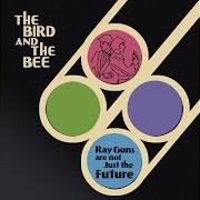 Der musikalische text FANFARE von THE BIRD AND THE BEE ist auch in dem Album vorhanden Ray guns are not just the future (2009)