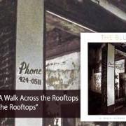 Der musikalische text A WALK ACROSS THE ROOFTOPS von THE BLUE NILE ist auch in dem Album vorhanden Walk across the rooftops (2013)
