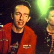 Der musikalische text JULIE'S IN THE DRUG SQUAD von THE CLASH ist auch in dem Album vorhanden Clash on broadway (disc 2) (1991)