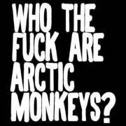 Der musikalische text THE VIEW FROM THE AFTERNOON von ARCTIC MONKEYS ist auch in dem Album vorhanden Who the fuck are arctic monkeys? (2006)
