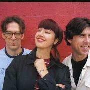 Der musikalische text THE WHOLE WORLD von THE MUFFS ist auch in dem Album vorhanden Really really happy (2004)