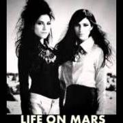 Der musikalische text LIFE ON MARS von THE VERONICAS ist auch in dem Album vorhanden Life on mars (2013)