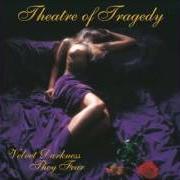 Der musikalische text VELVET DARKNESS THEY FEAR von THEATRE OF TRAGEDY ist auch in dem Album vorhanden Velvet darkness they fear (1996)