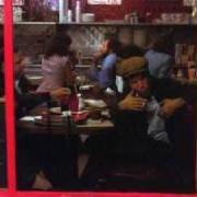 Der musikalische text ON A FOGGY NIGHT von TOM WAITS ist auch in dem Album vorhanden Nighthawks at the diner (1975)