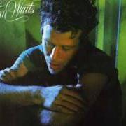 Der musikalische text WHISTLIN' PAST THE GRAVEYARD von TOM WAITS ist auch in dem Album vorhanden Blue valentine (1978)