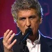 Der musikalische text PER TE PER ME PER LUI PER NOI von TOTO CUTUGNO ist auch in dem Album vorhanden Un falco chiuso in gabbia (2008)