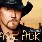 Der musikalische text CHROME von TRACE ADKINS ist auch in dem Album vorhanden American man: greatest hits (2007)