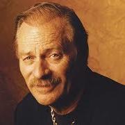 Der musikalische text IT'S NOT OVER, YET von VERN GOSDIN ist auch in dem Album vorhanden Chiseled in stone