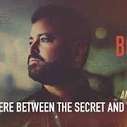 Der musikalische text SOMEWHERE BETWEEN THE SECRET AND THE TRUTH von WADE BOWEN ist auch in dem Album vorhanden Somewhere between the secret and the truth (2022)