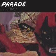 Der musikalische text KISSING THE BEEHIVE von WOLF PARADE ist auch in dem Album vorhanden At mount zoomer (2008)