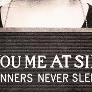 Der musikalische text TAKES ONE TO KNOW ONE von YOU ME AT SIX ist auch in dem Album vorhanden Sinners never sleep (2011)