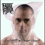 Der musikalische text SKIT1 von FABRI FIBRA ist auch in dem Album vorhanden Tradimento (2006)