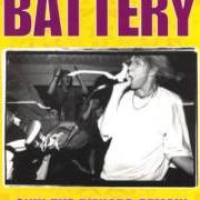 Der musikalische text WE'RE GONNA FIGHT von BATTERY ist auch in dem Album vorhanden Only the diehard remain (1994)