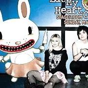 Der musikalische text KICK ME TO THE CURB von THE DOLLYROTS ist auch in dem Album vorhanden Eat my heart out (2004)