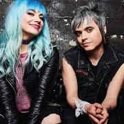 Der musikalische text IN YOUR FACE von THE DOLLYROTS ist auch in dem Album vorhanden Daydream explosion (2019)