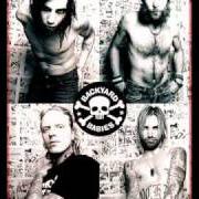 Der musikalische text HOLD 'EM DOWN von BACKYARD BABIES ist auch in dem Album vorhanden People like people like people like us (2006)