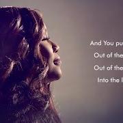 Der musikalische text MY FIRST LOVE von MANDISA ist auch in dem Album vorhanden Out of the dark (2017)