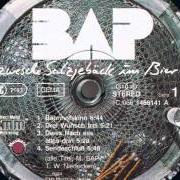 Der musikalische text DESHALV SPILL' MERHE von BAP ist auch in dem Album vorhanden Zwesche salzjebaeck un bier (1984)