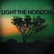 Der musikalische text ON MY BLOCK von BEDOUIN SOUNDCLASH ist auch in dem Album vorhanden Light the horizon (2010)