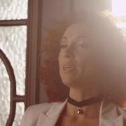 Der musikalische text SHE BRINGS THE RAIN von NATALIA DRUYTS ist auch in dem Album vorhanden In my blood (2016)