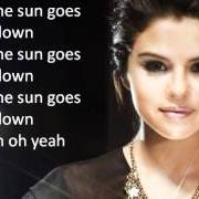 Der musikalische text WE OWN THE NIGHT von SELENA GOMEZ ist auch in dem Album vorhanden When the sun goes down (2011)