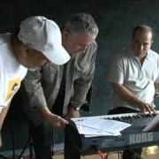 Der musikalische text L'EXILÉ von BERNARD LAVILLIERS ist auch in dem Album vorhanden Causes perdues et musiques tropicales (2010)