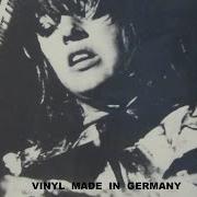 Der musikalische text STRIP ME von SUZI QUATRO ist auch in dem Album vorhanden Your mamma won't like me (1975)