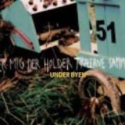 Der musikalische text DET ER MIG DER HOLDER TRÆERNE SAMMEN von UNDER BYEN ist auch in dem Album vorhanden Det er mig der holder traeerne sammen (2002)