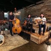 Der musikalische text LIVE AND DIE von THE AVETT BROTHERS ist auch in dem Album vorhanden The carpenter (2012)