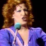 Der musikalische text DO YOU WANT TO DANCE von BETTE MIDLER ist auch in dem Album vorhanden Live at last (1977)