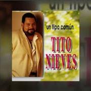 Der musikalische text UN TIPO COMUN von TITO NIEVES ist auch in dem Album vorhanden Un tipo comun (1995)