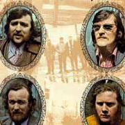 Der musikalische text THE MEN BEHIND THE WIRE von WOLFE TONES ist auch in dem Album vorhanden Let the people sing (1972)