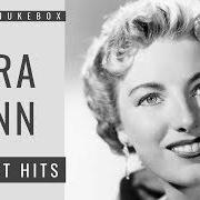 Der musikalische text THE LOVELIEST NIGHT OF THE YEAR von VERA LYNN ist auch in dem Album vorhanden Vera lynn 100 (2017)