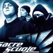 Der musikalische text TEMPO CRITICO von SACRE SCUOLE ist auch in dem Album vorhanden 3 mc's al cubo (2000)