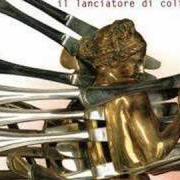Der musikalische text IL LANCIATORE DI COLTELLI von ROBERTO VECCHIONI ist auch in dem Album vorhanden Il lanciatore di coltelli (2002)
