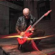 Der musikalische text THE WEIGHT OF THE WORLD von JOE SATRIANI ist auch in dem Album vorhanden Unstoppable momentum (2013)