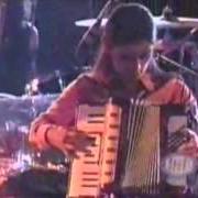 Der musikalische text SÓLO DAME OTRA OPORTUNIDAD von LOS ENANITOS VERDES ist auch in dem Album vorhanden Tracción acústica (1998)