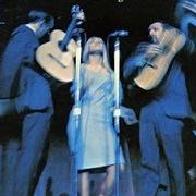 Der musikalische text THE TIMES THEY ARE A-CHANGIN' von PETER, PAUL & MARY ist auch in dem Album vorhanden In concert (1964)