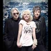 Der musikalische text SLEEPING GIANT von BLONDIE ist auch in dem Album vorhanden Panic of girls (2011)